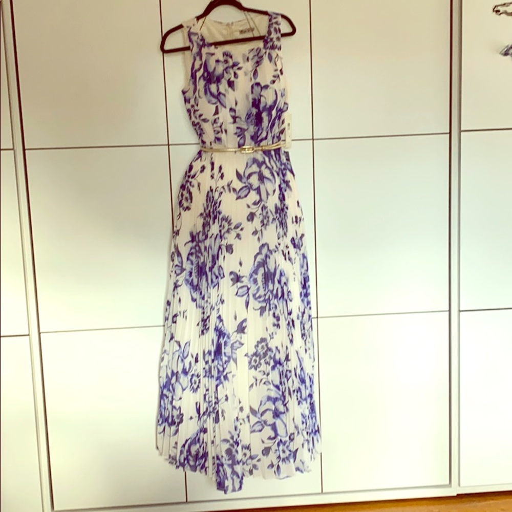 Summer stunner!  Flowing gorgeous dress!